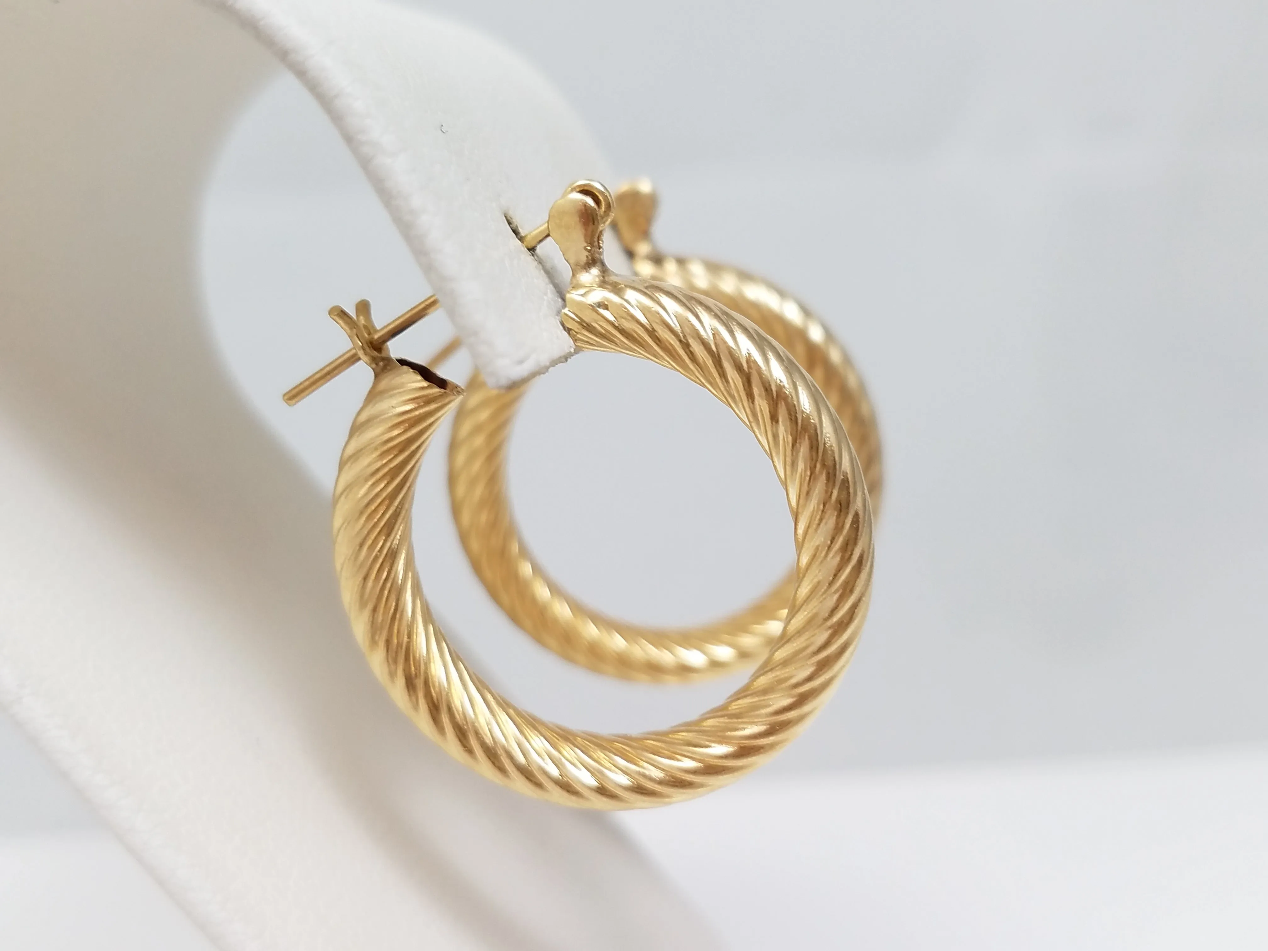 Stylish 14k Yellow Gold Hollow Spiral Hoop Earrings